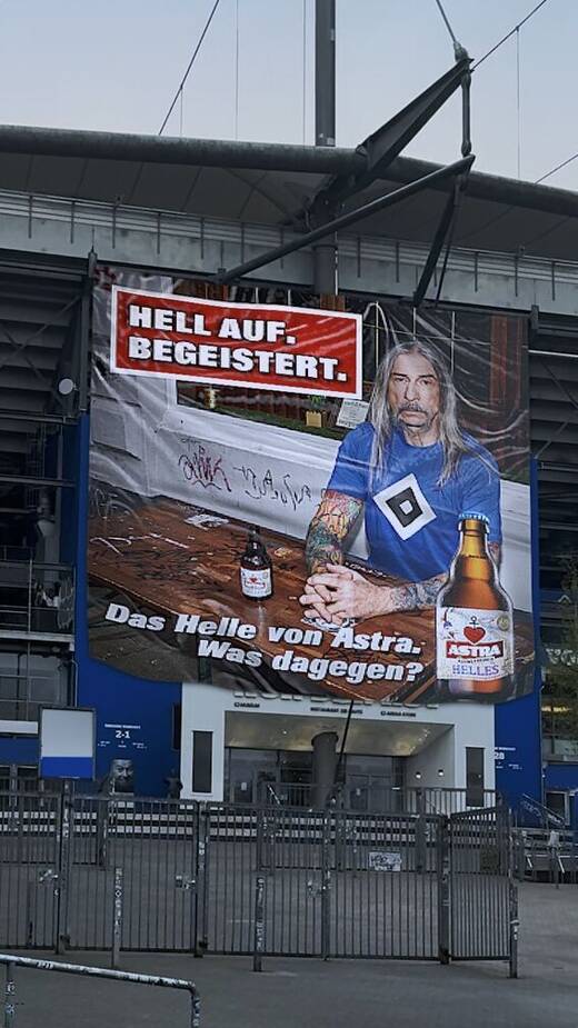 Echt oder fake? Astra-Plakat am Hamburger Volksparkstadion.
