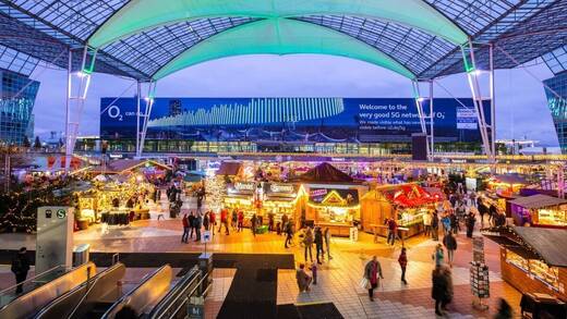 Europas größte Werbefläche über dem Weihnachtsmarkt am Münchner Flughafen.
