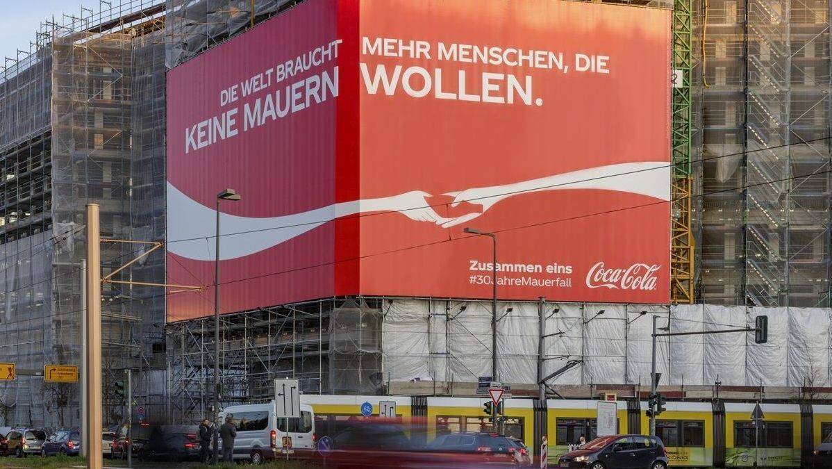Coca-Cola und Ogily Berlin betonen in ihrer Kampagne die Zusammengehörigkeit von Ost- und Westdeutschland.