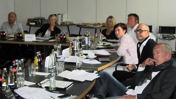 Jurysitzung zur "Agentur-Website des Jahres". Im Bild: Tim Alexander, Julia Hofmann, W&V-Redakteurin Daniela Strasser, Thomas Schmidt, Melanie-Claudine Schmitt, Wolfgang Henseler und Tim Diehl-Thiele (v.l.n.r.) Jurysitzung zur "Agentur-Website des Jahres". Im Bild: Tim Alexander, Julia Hofmann, W&V-Redakteurin Daniela Strasser, Thomas Schmidt, Melanie-Claudine Schmitt, Wolfgang Henseler und Tim Diehl-Thiele (v.l.n.r.)