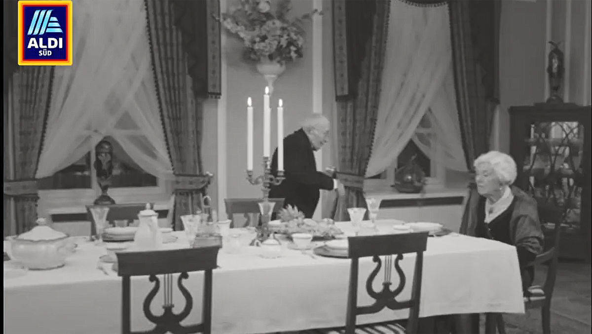 Szene aus dem "Dinner for One"-Spot von Aldi.
