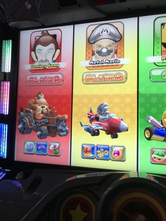 Julian und Tobi beim Mario Kart zocken in der Arcade in der 6th
