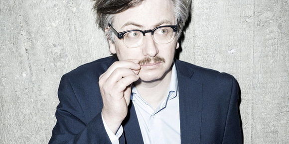 Gereon Klug, Texter, Manager und Plattenladenbetreiber, schreibt seit sieben Jahren absurd-ironische Verkaufsnewsletter für die Hanseplatte. Gereon Klug, Texter, Manager und Plattenladenbetreiber, schreibt seit sieben Jahren absurd-ironische Verkaufsnewsletter für die Hanseplatte.