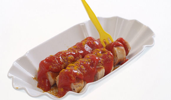 Streitobjekt: eine traditionell zubereitete Currywurst. Streitobjekt: eine traditionell zubereitete Currywurst.