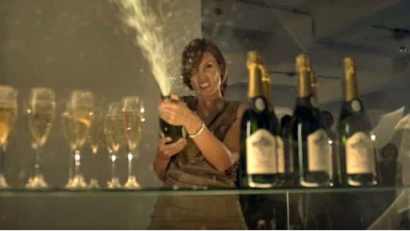 Champagner! Frauenkampf auf der Party. Champagner! Frauenkampf auf der Party.