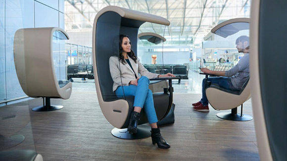 Mit Silent Chairs will Fraport seinen Gästen Ruhe am Flughafen verschaffen.