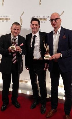 Jörg Buckmann (Verkehrsbetriebe Zürich), Christoph Hofer und Matthias Mäder (beide Prospective Media Services) freuen sich über den HR Excellence Award 2012