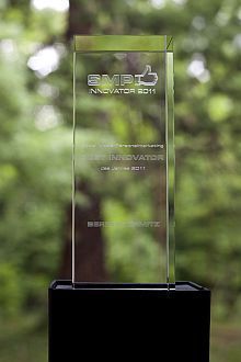 Die Sieger-Trophäe 2011 und die Gewinner nebst Jury für das Jahr 2011 (s.u.)