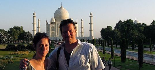 Berühmter Platz vor dem Taj Mahal: Claudia Wölfle und Kay Köster entdecken Indien für Liquid Campaign.