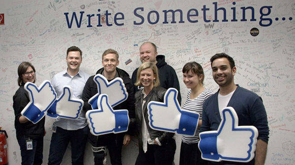 Deutsche Facebook-Zentrale in Hamburg mit Promi-Besucher Matthias Schweighöfer.