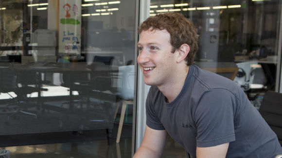 Milliardär in T-Shirt: Mark Zuckerberg haben die letzten Monate einige Milliarden gekostet. Milliardär in T-Shirt: Mark Zuckerberg haben die letzten Monate einige Milliarden gekostet.