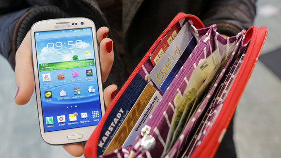 In den Markt für mobile Payment kommt zwar Bewegung, aber die Brieftasche wird das wohl nicht so schnell ersetzen.