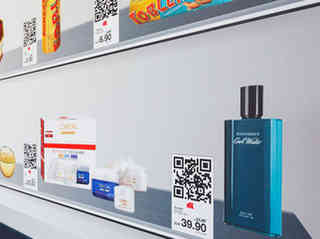 Virtuelles Duty-Free-Shopping an der Flughafenwand Virtuelles Duty-Free-Shopping an der Flughafenwand