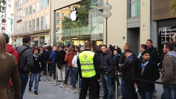 Apple-Fans vor dem Münchner Store: Gauck kann mit dem Markenkult nicht viel anfangen. Apple-Fans vor dem Münchner Store: Gauck kann mit dem Markenkult nicht viel anfangen.