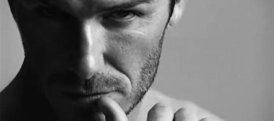 David Beckham zeigt viel nackte Haut, aber auch nicht mehr.