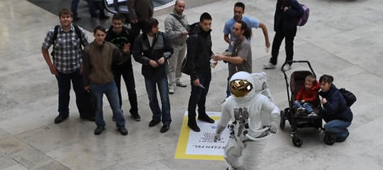Nicht überrrascht sein, wenn Sie beim nächsten Einkauf einem Astronauten begegnen.