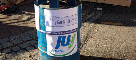 Ein Stehtisch, praktisch verwendbar auch als Abfalltonne: "Gefällt mir."