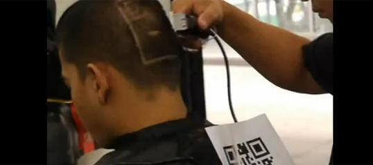 Neuer Styling-Trend in Thailand: QR-Codes auf dem Haupt.