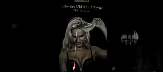 Wonderbra: Bungee-Sprung ins Dekolleté