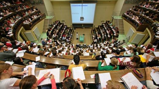 Statt Weiterbildung vor Ort bietet die Fernuniversität IUBH Kurzarbeitern ein kostenloses Online-Studium an.
