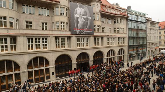 Duftglocke um den Abercrombie & Fitch-Store in der Sendlinger Straße (hier der Eröffnungstag). Duftglocke um den Abercrombie & Fitch-Store in der Sendlinger Straße (hier der Eröffnungstag).