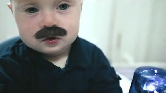 W&V CopBaby jagt Staubsauger ViralErfolg für Samsung ~ W&V CopBaby jagt Staubsauger ViralErfolg für Samsung ~ Staubsauger Baby