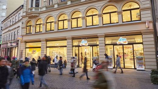 Die Drogerie dm liefert wie Amazon binnen vier Stunden online bestellte Ware in ihre Läden - zumindest in München. Ein Testlauf.