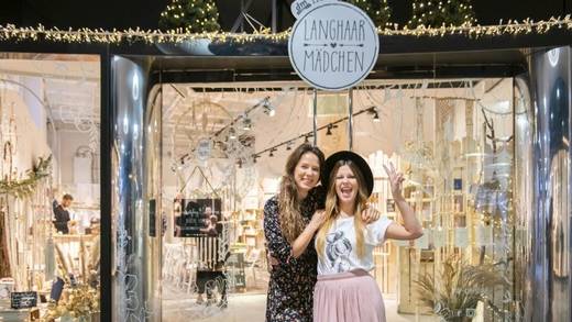 Die beiden Langhaarmädchen-Gründerinnen Ramona Mayr und Julia Schindelmann vor ihrem Pop-Up-Store in München.