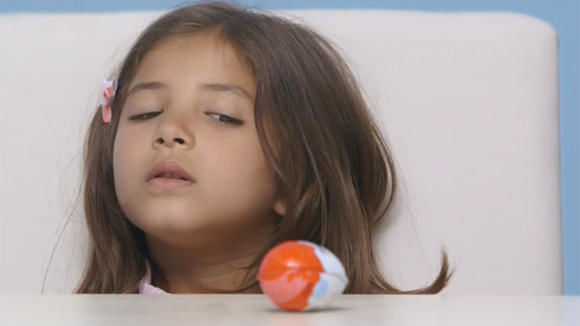 Essen oder Liegen lassen? Diese Frage stellten sich Kinder schon vor Ferrero. Essen oder Liegen lassen? Diese Frage stellten sich Kinder schon vor Ferrero.
