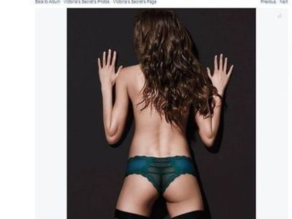 Hier sieht man deutlich, dass das Wäschelabel Victoria's Secret bei einem Foto für die Facebook-Seite den Modelhintern retuschiert hat. Hier sieht man deutlich, dass das Wäschelabel Victoria's Secret bei einem Foto für die Facebook-Seite den Modelhintern retuschiert hat.