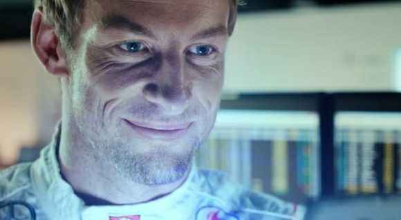 Gaststar im Produktspot ist Vodafone McLaren Mercedes-Fahrer Jenson Button. Gaststar im Produktspot ist Vodafone McLaren Mercedes-Fahrer Jenson Button.