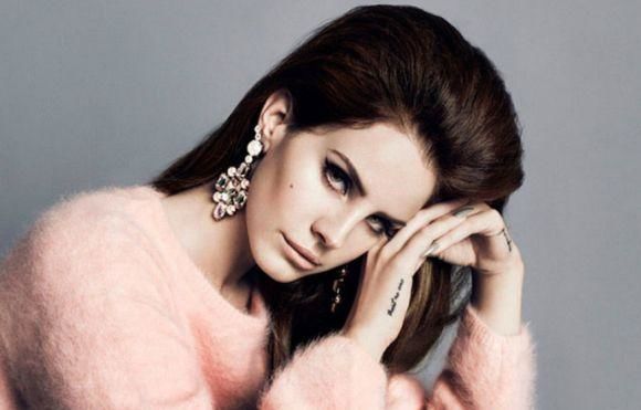 Lana del Rey singt für H&M "Blue Velvet". Lana del Rey singt für H&M "Blue Velvet".