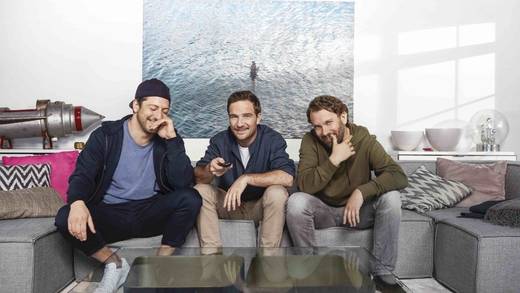 Aus zwei mach drei: Frederick Lau (Mitte) hält nun neben Fahri Yardim (links) und Christian Ulmen auch sein Gesicht für Magenta TV hin.