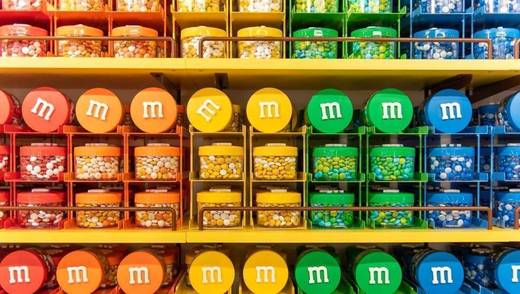 M&M's in rauen Mengen: Packungen so weit das Auge reicht gibt's bald auch in der deutschen Hauptstadt.