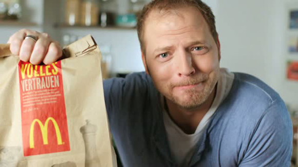 Mario Barth wollte Currywurst - und bekommt eine McDonald's-Tüte. Mario Barth wollte Currywurst - und bekommt eine McDonald's-Tüte.