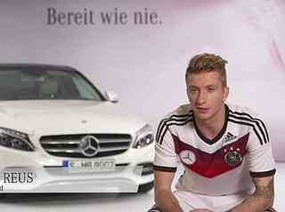 Mercedes und die Nationalelf stehen bereit Mercedes und die Nationalelf stehen bereit