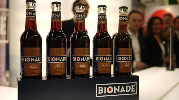 Auf der Biofach in Nürnberg konnte man die neue Bionade Cola erstmals kosten. Auf der Biofach in Nürnberg konnte man die neue Bionade Cola erstmals kosten.