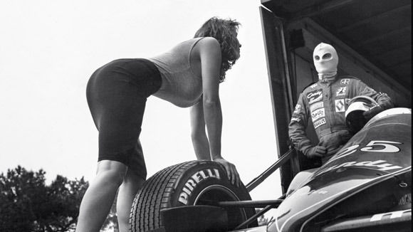 1986 fotografierte Helmut Newton für Pirelli, jetzt wird der Kalender erstmals veröffentlicht (Ausschnitt). 1986 fotografierte Helmut Newton für Pirelli, jetzt wird der Kalender erstmals veröffentlicht (Ausschnitt).