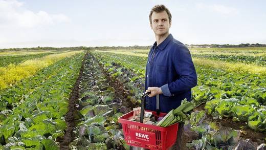 Rewe greift die guten Vorsätze der Deutschen auf und thematisiert in seiner neuen Kampagne gesunde Ernährung und Umweltschutz.