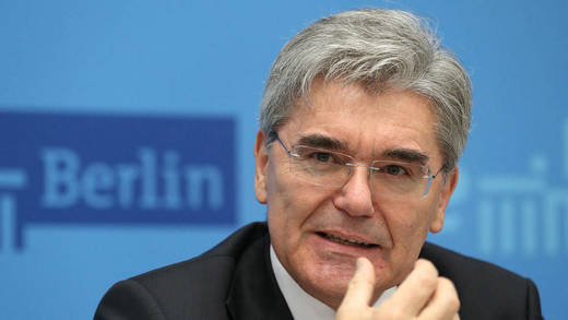Siemens-Chef Joe Kaeser macht sich mit dem Festhalten an dem umstrittenen Liefervertrag unbeliebt.
