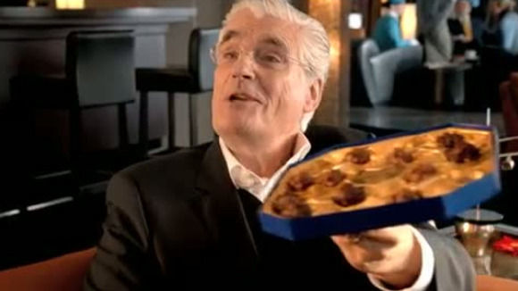 Sky Dumont gibt den Pralinendieb. Sky Dumont gibt den Pralinendieb.