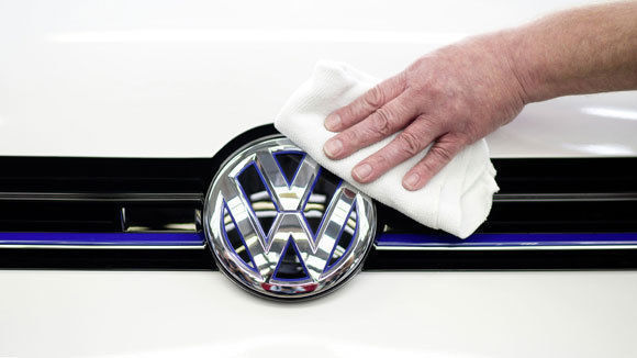 Um sein beschädigtes Image zu retten, hat sich Volkswagen "schonungslose Aufklärung" und Transparenz verordnet. Dem Konzern bleibt auch gar nichts anderes übrig. Um sein beschädigtes Image zu retten, hat sich Volkswagen "schonungslose Aufklärung" und Transparenz verordnet. Dem Konzern bleibt auch gar nichts anderes übrig.