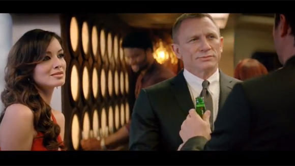 Bond-Darsteller Daniel Craig mit Bérénice Marlohe im Heineken-Spot. Bond-Darsteller Daniel Craig mit Bérénice Marlohe im Heineken-Spot.
