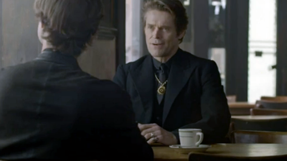 Willem Dafoe verkörpert im Spot den Teufel - sein Ring sorgt jetzt für Ärger. Willem Dafoe verkörpert im Spot den Teufel - sein Ring sorgt jetzt für Ärger.