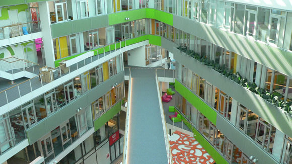 Farbenfroh geht es in der Unilever-Zentrale zu. Jetzt auch für die Mitarbeiter. Farbenfroh geht es in der Unilever-Zentrale zu. Jetzt auch für die Mitarbeiter.