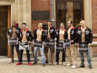 "Wahre Kerle" vor Abercrombie & Fitch: Die Guerilla-Aktion von One Man Army "Wahre Kerle" vor Abercrombie & Fitch: Die Guerilla-Aktion von One Man Army