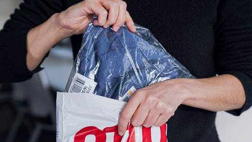 Die Tüte war vorher schon mal in Gebrauch: Otto setzt auf Recycling.