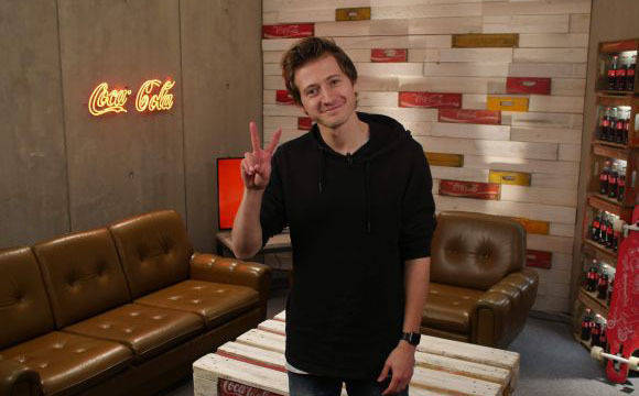 Youtuber izzi ist einer der beiden neuen Hosts von Coke TV Deutschland