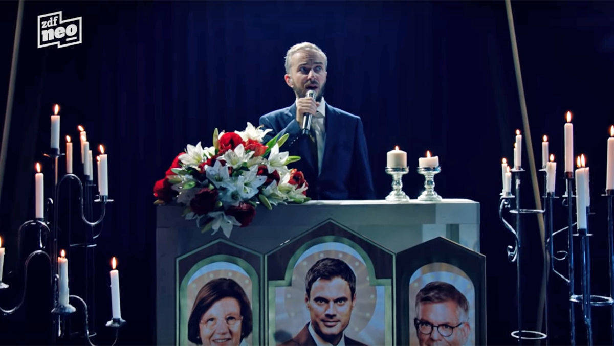 Jan Böhmermann singt "Hallelujah".