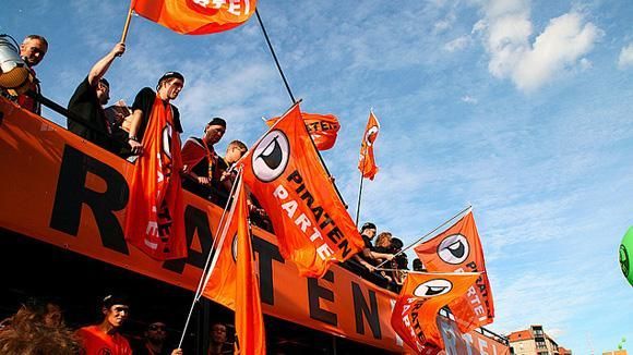 Orangene Revolution: Die Piraten kämpfen für ein neues Urheberrecht. Orangene Revolution: Die Piraten kämpfen für ein neues Urheberrecht.